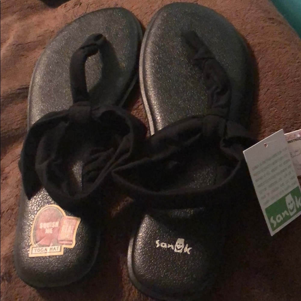 Sanuk women’s yoga sling Ella flip flop. NWT